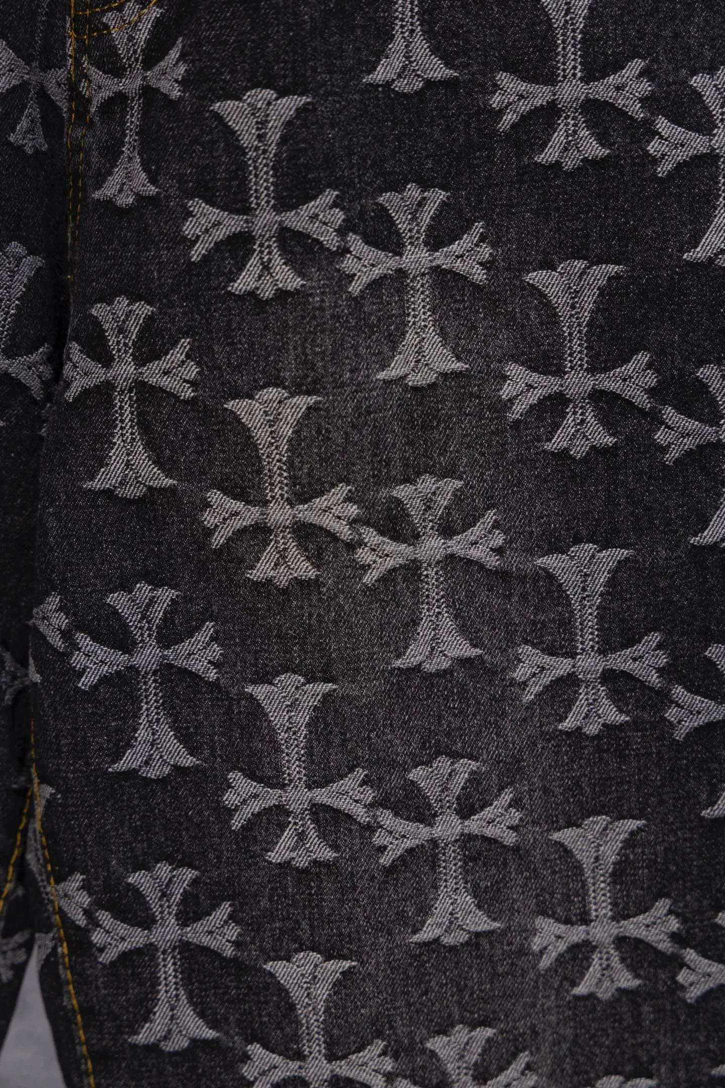 P200 Chrome Hearts CH Chrome Hearts double-sided full-print LOGO jacquard dark pattern heavy-duty denim jacket jeans denim suit same style as Internet celebrity star cross full-print denim jacket jeans, unique cross design elements plus all-over printing, full of design sense. It is made of 100% denim cotton fabric with heavy coarse yarn count, which ensures a stiff and tough silhouette while being soft, comfortable and breathable. The lapel is designed with silver buttons and is full of texture. The classic white cross logo is all over the dress, making it a perfect versatile style for spring and summer! Customized jacquard fabric, you can wear it in various styles. This gender-neutral shirt is a must-have for nightclubs. It can be worn as a jacket for both men and women. It can be easily worn by both men and women! The original loose version is made of high-quality pure cotton fabrics. The fabric pattern is high-definition and delicate without burrs. It is comfortable and breathable to wear. All the buttons are molded and customized. It is casual and fashionable and can be matched with any bottoms. It can be windproof and sunproof in spring and summer. It can be worn outside in autumn and winter! Easily concave shape makes you look slimmer and taller, perfect for both men and women! Color: Black Blue Size: Jacket S-XL Pants 28-36